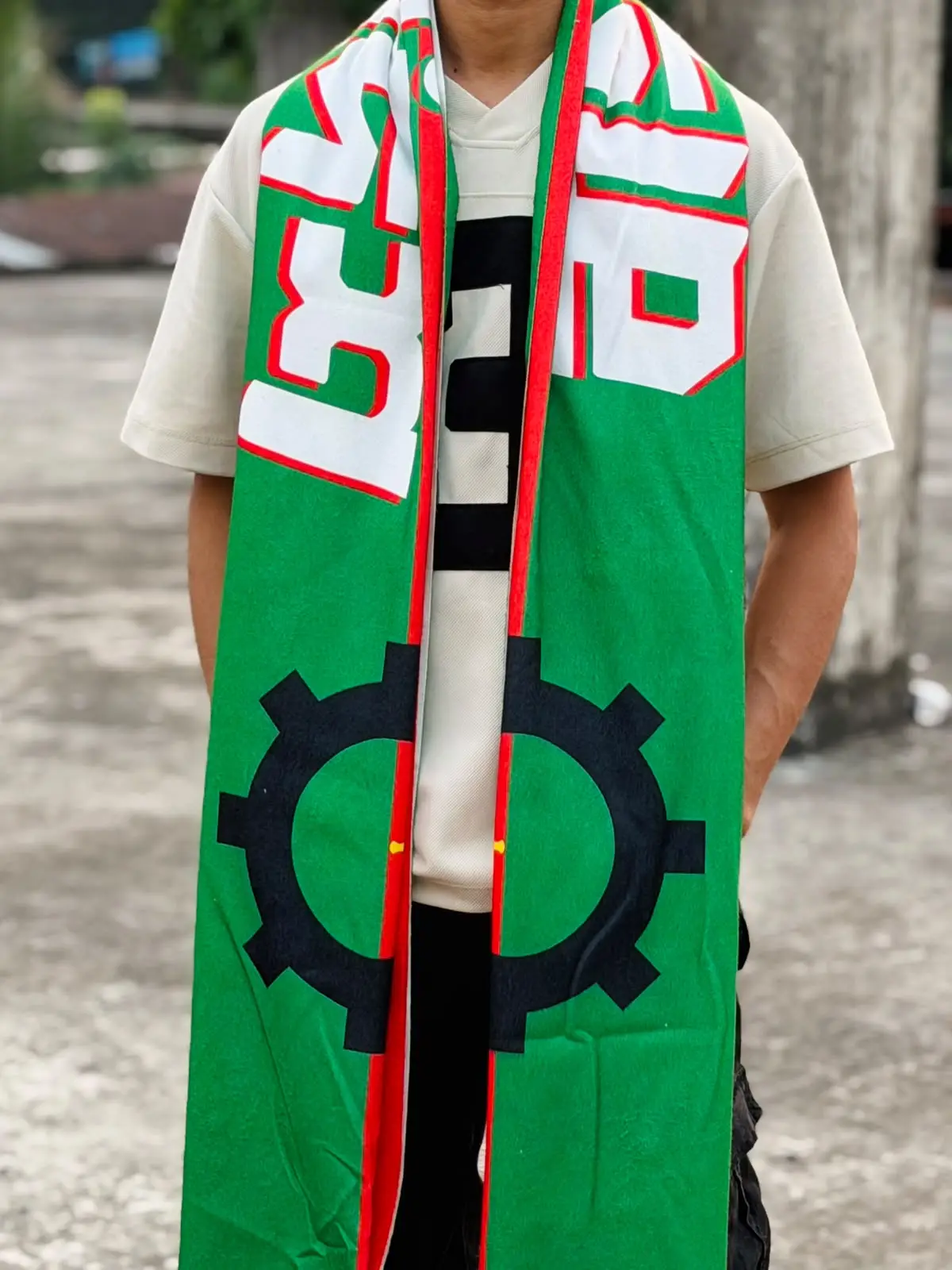 গলায় স্কার্ফের মতো পরা শাল