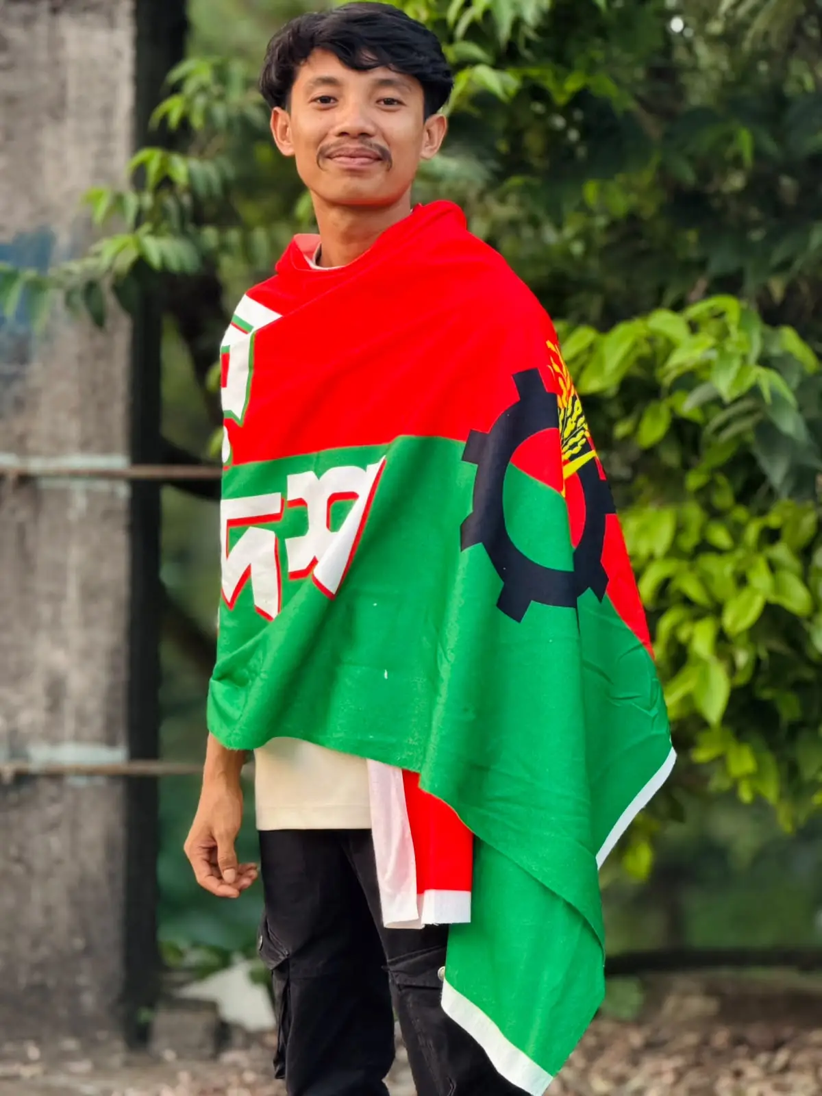 কাঁধে চাদরের মতো জড়ানো শাল